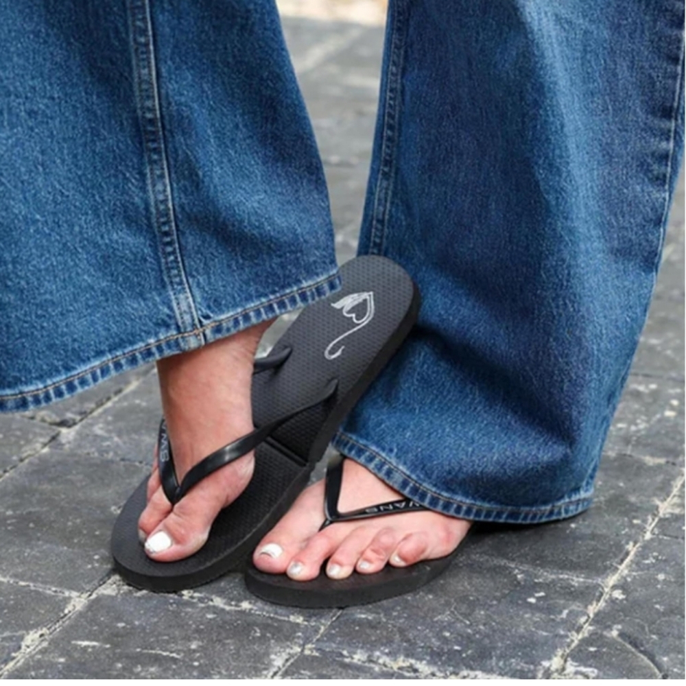 NWT: SWANS; BLACK FOLDED FLIP FLOP W/ CLEAR PLASTIC BAG & GOLD CHAIN CARRY CASE!